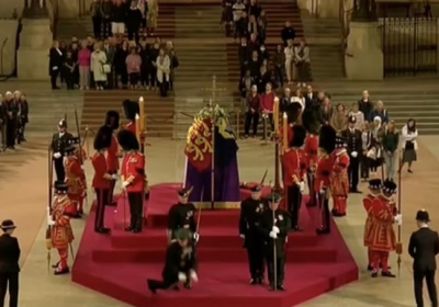 Під час прощання у Вестмінстерському палаці біля труни Єлизавети II знепритомнів королівський вартовий