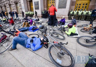 Велосипедисти провели лежачий протест біля мерії Києва