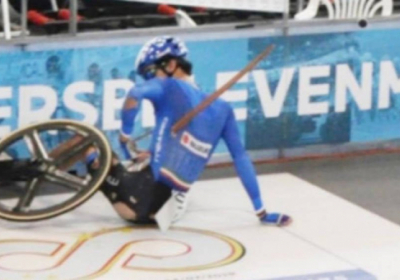 На чемпионате Европы кусок древесины пронзил спину и легкое велогонщика