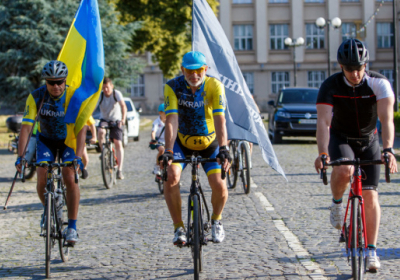 У Канаді провели велопробіг, маршрут якого утворює герб України