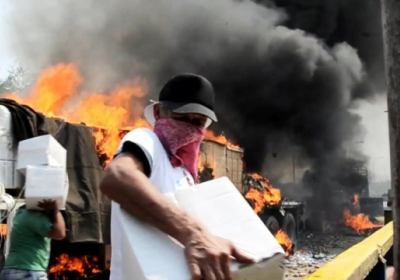 Вантажівку з гумдопомогою Венесуелі випадково підпалили протестувальники - NYT, ВІДЕО