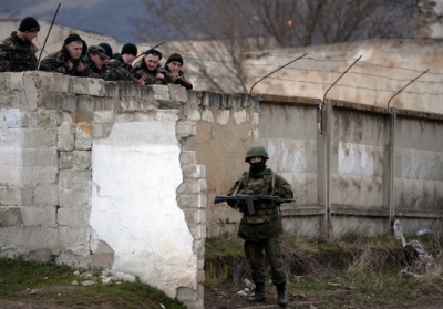 Росіяни в Криму захоплюють військові об'єкти України