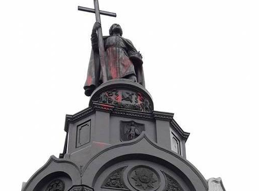 У Києві облили фарбою пам’ятник князю Володимиру