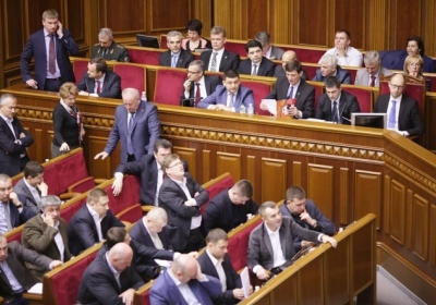 Депутати заявляють, що в парламенті за законопроекти голосують лише у вівторок та четвер