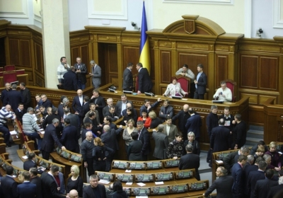 Оппозиция не впустила спикера на рабочее место: заседание Рады не открылось 