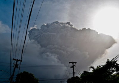 Пепел поднимается в воздух во время извержения вулкана Суфриер на карибском острове Сент-Винсент, 9 апреля 2021 Фото: AP
