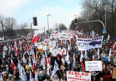У Варшаві тисячі людей вийшли, щоб підтримати Лєха Валенсу, - ФОТО