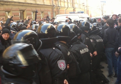 Проросійські мітингувальники розпочали штурм облдержадміністрації у Харкові