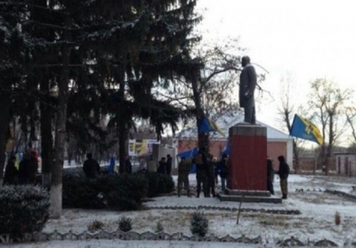 На Полтавщине активисты повалили памятник Ленину - ВИДЕО