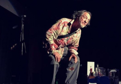Британский комик умер на сцене после шутки об инсульте