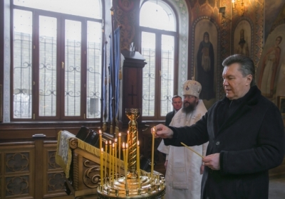 У той час, коли на Грушевського вбивають людей, Янукович з Клюєвим і Пшонкою моляться у Лаврі
