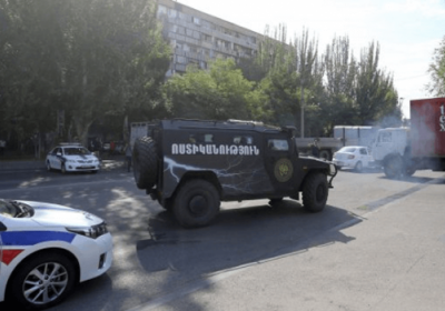 Двое нападавших на полицейский участок в Ереване сдались полиции