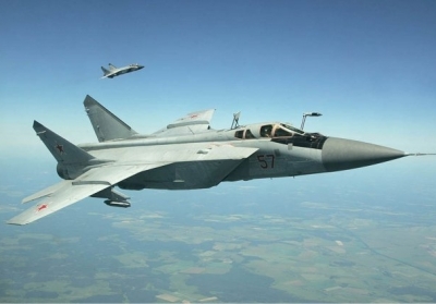 Российский истребитель МиГ-31 заставил бежать норвежский F-16, - видео