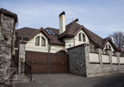 Журналісти знайшли ще один не заарештований маєток Віталія Захарченка в елітному районі Києва