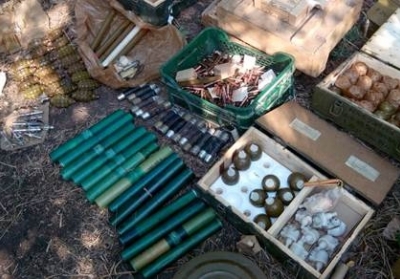 СБУ виявила великий арсенал зброї та боєприпасів на Донбасі