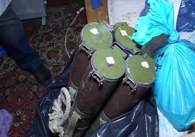Київська міліція вилучила у затриманого за розбійний напад великий арсенал зброї, - відео