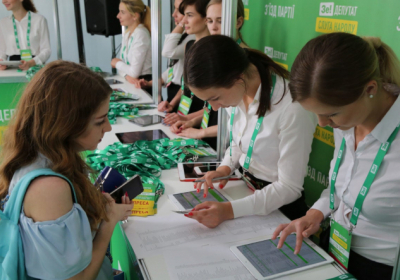 Партія Зеленського виключила зі списку сім кандидатів