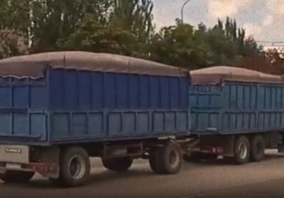 Фото: Росіяни вивозять українське зерно через Маріуполь (скриншот із відео)