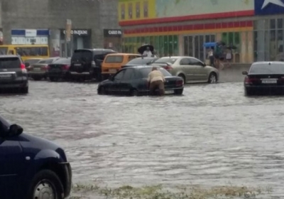 Ливень затопил улицы Киева, - ВИДЕО
