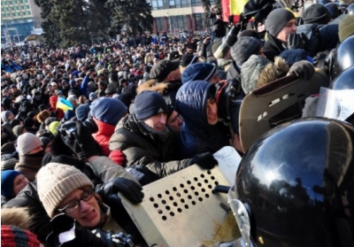 Майдан у Запоріжжі: 10-тисячний мітинг вдень і жорстокий розгін вночі