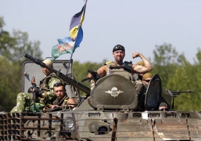 Українські військові зачищають від терористів Іловайськ