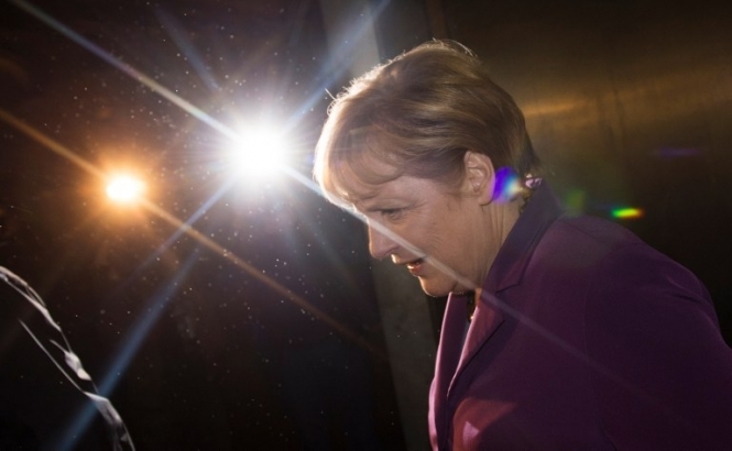 Меркель пришла к детям на костылях (фото)