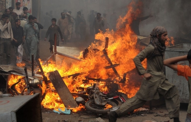 Десятки человек погибли от взрыва в Пакистане