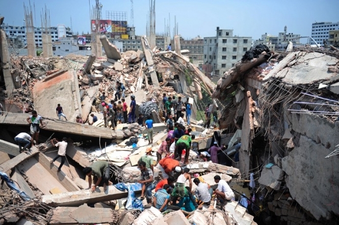 У Бангладеш продовжують розбирати завали - рятувальники витягли майже 600 тіл