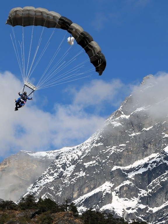 Інвалід здійснив стрибок із парашутом на Еверест
