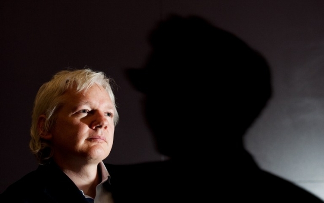 Памела Андерсон и шеф-редактор WikiLeaks посетили Ассанжа в тюрьме