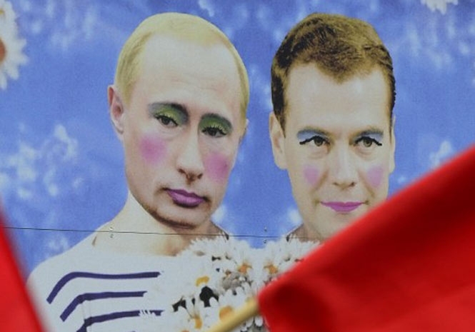 Путін та Медведєв з макіяжем з’явились в центрі Берліна