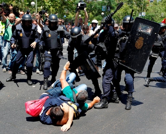 У Мадриді тривають сутички, Росія постачатиме зброю Сирії, у  Конго знову війна