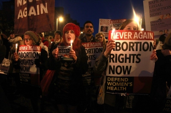 Уряд Ірландії погодився змінити закон про аборти