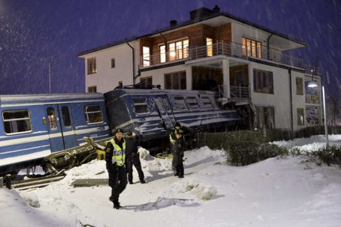 У Швеції прибиральниця викрала потяг і врізалась в будинок (фото, відео)