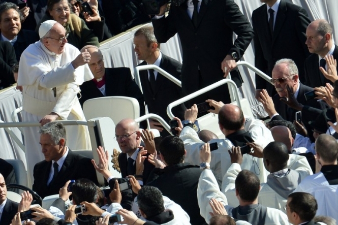 Папа знову налякав власну охорону, вітаючи вірян особисто