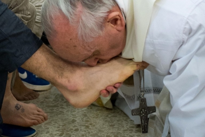 Папа Франциск омив ноги неповнолітнім злочинцям