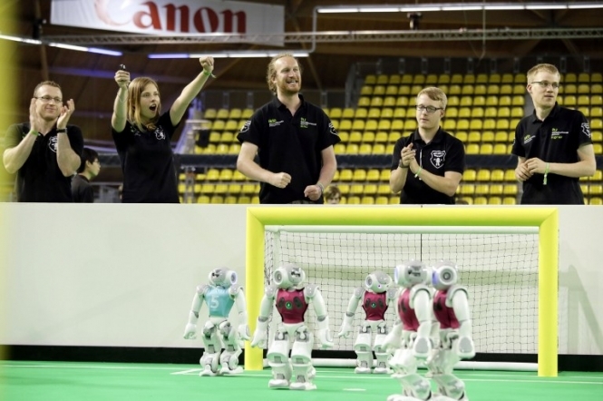 Змагання RoboCup-2013: роботи теж люблять футбол