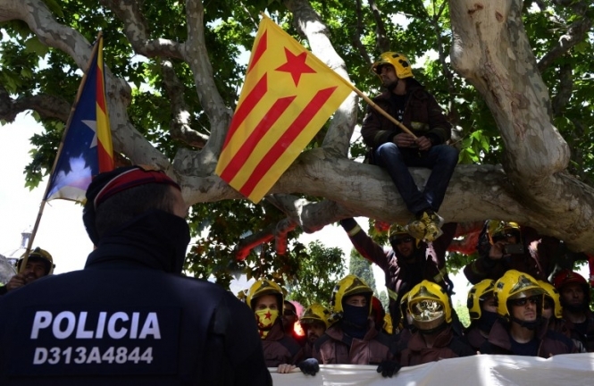 Барселона у вогні протесту: пожежники вимагають не урізати зарплати