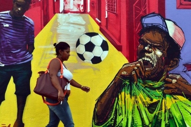 Уличные будни футбольной Бразилии: поединок в карнавальных дебрях