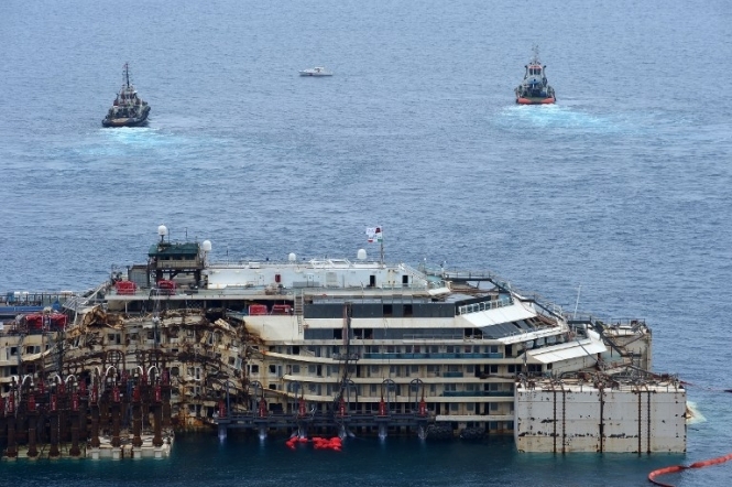 Итальянские спасатели готовятся отбуксировать лайнер Costa Concordia