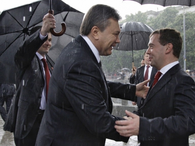 День обіймів: кого обіймає Янукович
