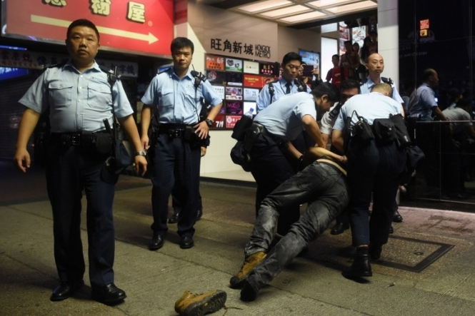 В Гонконзі затримали кілька десятків демонстрантів