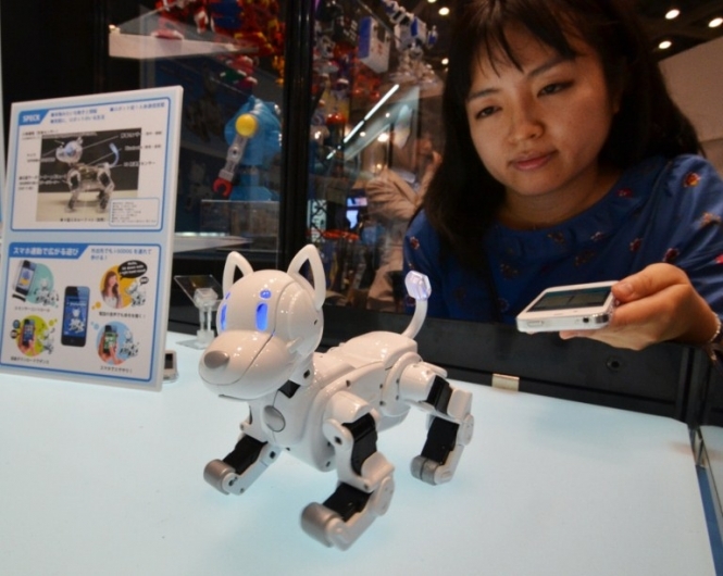 Японський песик-робот захищає документи і танцює під музику