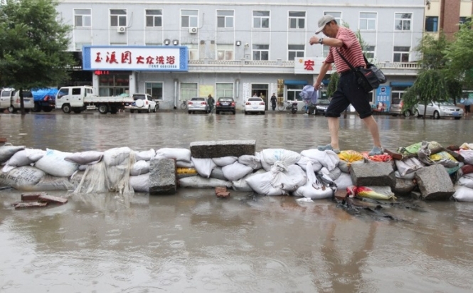 Разрушительный ураган пришел к Китаю: в затопленном школе заблокированы 1 тыс человек