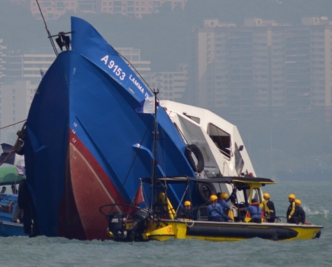 Біля Гонконгу зіштовхнулися два судна: загинули 36 осіб (відео)
