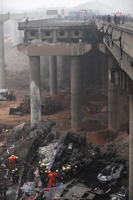 У Китаї вибух вантажівки з петардами зруйнував міст 