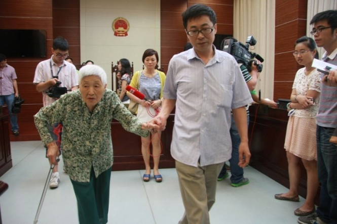 У Китаї суд зобов'язав жінку відвідувати стареньку матір
