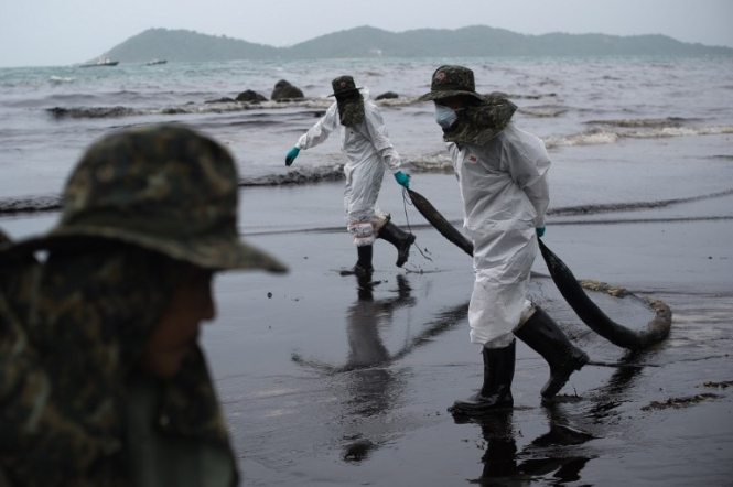 Екологічне лихо в Таїланді: витік нафти зіпсував курортний пляж