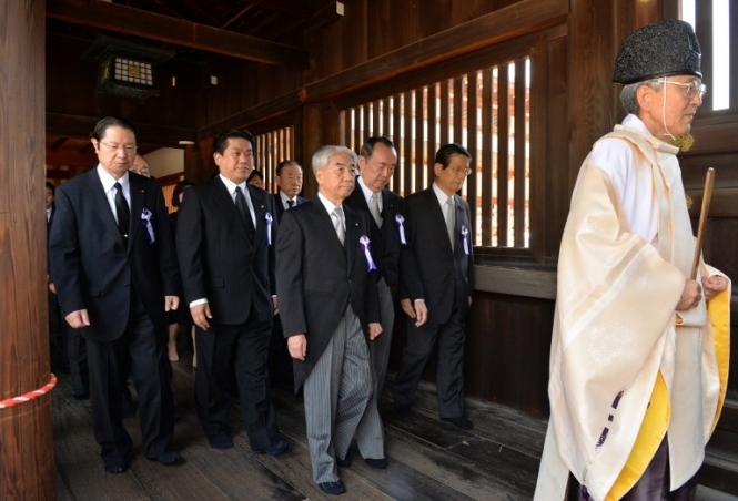 Візит японських міністрів до храму обурив Китай і Південну Корею