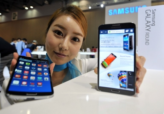 Перший смартфон із гнучким екраном від Samsung продаватимуть лише у Кореї